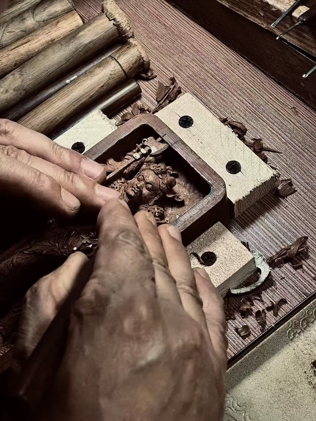 One knife, one world: keeping the warmth of handwork