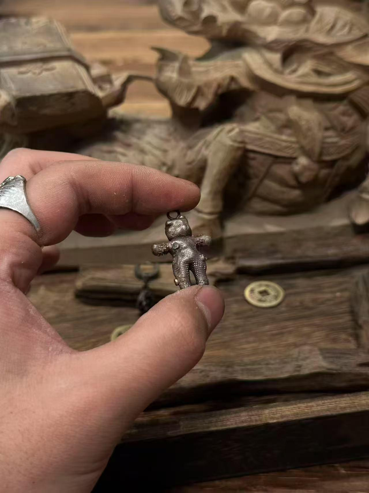 The folk taboo totem is reproduced in 925 pure silver, with a built-in reverse talisman array of "Taishang Laojun Shuo Changqingjing Jing", and the Big Dipper Huisha Gangwen is engraved with meteorite iron - this is not a curse carrier, but a cause and effect mirror armor at the quantum level: the puppet's eyes are embedded with lightning-struck jujube wood talisman beads, which automatically reflect 14Hz karma waves when encountering malicious slander. Laboratory data show that when encountering cyber viol
