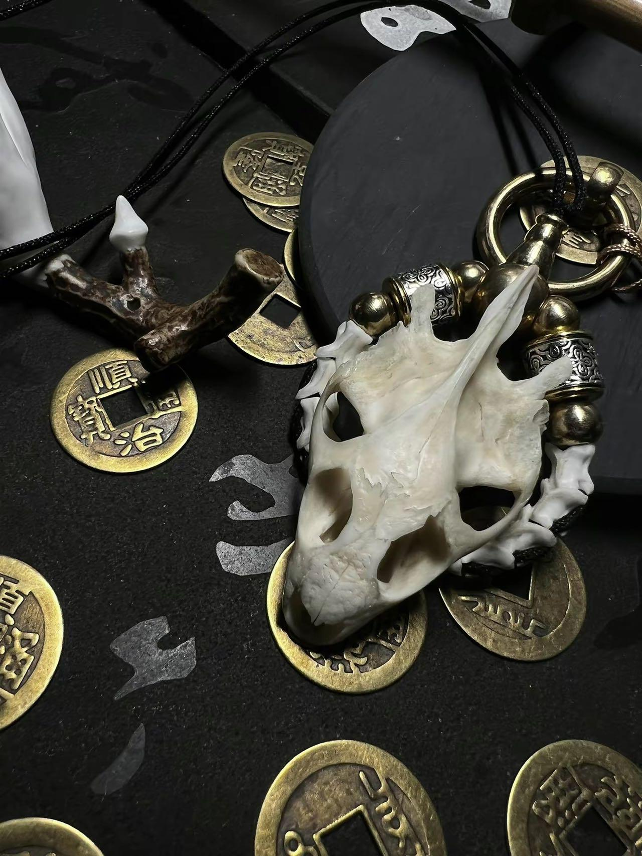 copper, Tibetan silver alloy.
The thousand-year-old turtle skull is tempered with the totem of the negative monument, the Himalayan snake bone is wrapped with the meteorite iron chain of the "Taishang Zhensha Sutra", and the Tibetan silver alloy is melted to cast the Beidou hunting evil pattern - this is not a necklace, but a Xuanjia-level guardian that collapses the four spirits of evil: the turtle shell guards the house and swallows the workplace flattery, the snake bon