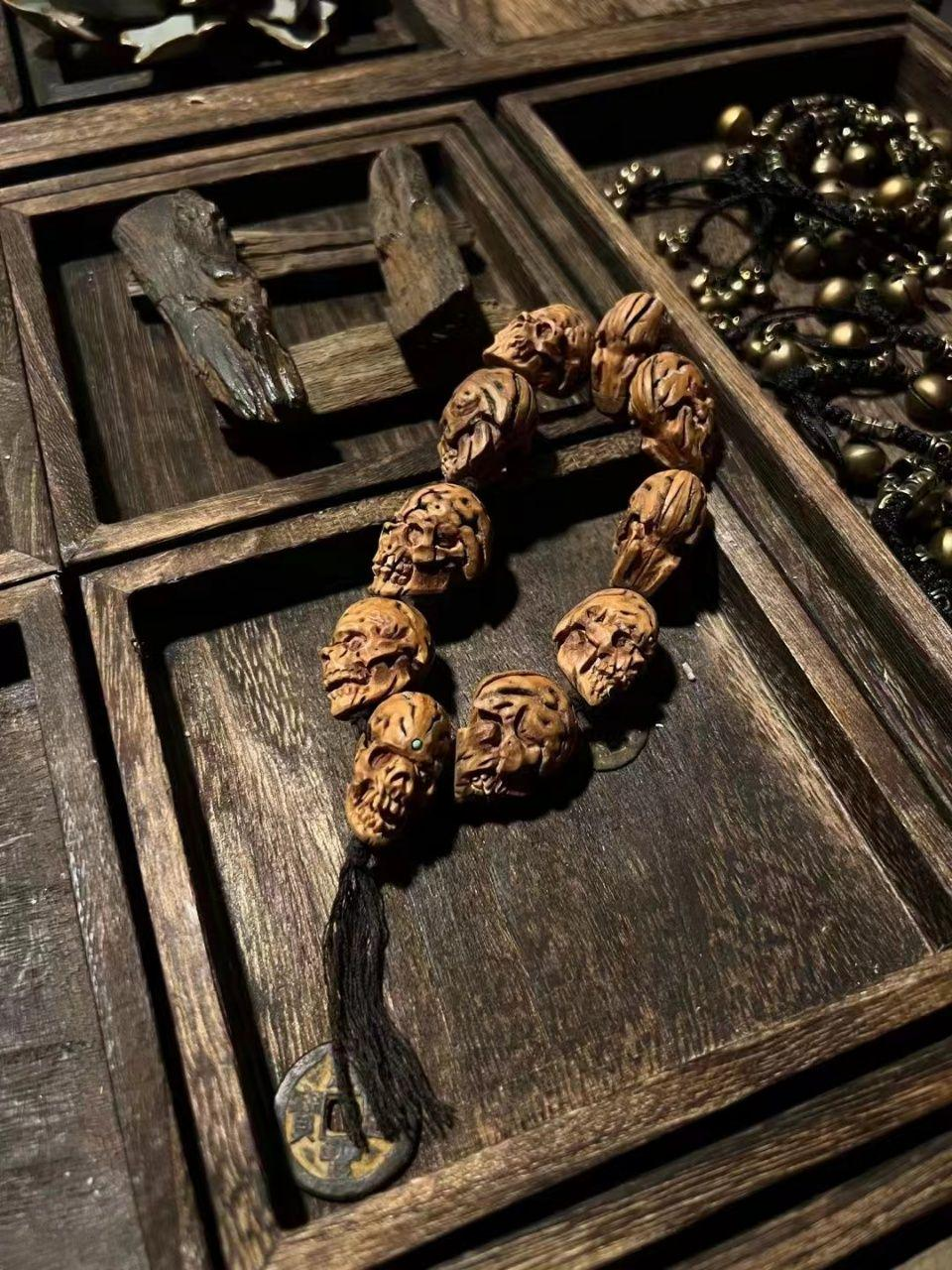The thousand-year-old lightning-struck jujube wood of Wudang Leihuo Temple is tempered into a skull. The seven orifices of each skull are engraved with the "Taishang Dongyuan Samadhi Mantra", and the meteorite iron is engraved with the Big Dipper Seven Evils Quantum Symbol Chain - this is not a rosary, but a life and death entropy reduction terminal reconstructed by Taoism: the thunder pattern wood marrow stores the obsession bioelectricity of the deceased, and triggers a 14H