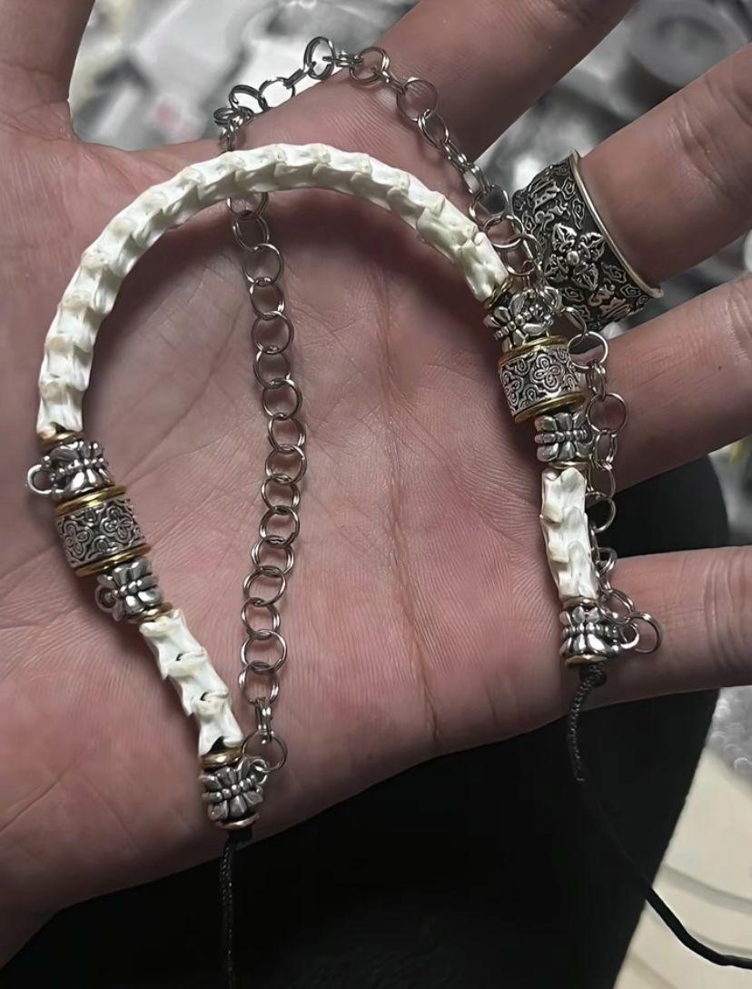 The bones of the spirit snake in Zhongnan Mountain are molted for a hundred years and tempered into a chain blade. The Wudang weapon caster used the "Purifying the Filthy Blood Lake" to burn the talisman and forge the shape. The snake vertebrae are engraved with the Big Dipper Seven Evils Gang pattern at the buckle. This is not a chain, but a metaphysical weapon with hidden aggressive compassion: the snake bones are used to eat the emotional residue of the ex, the cold arrows in the workplace, and the death