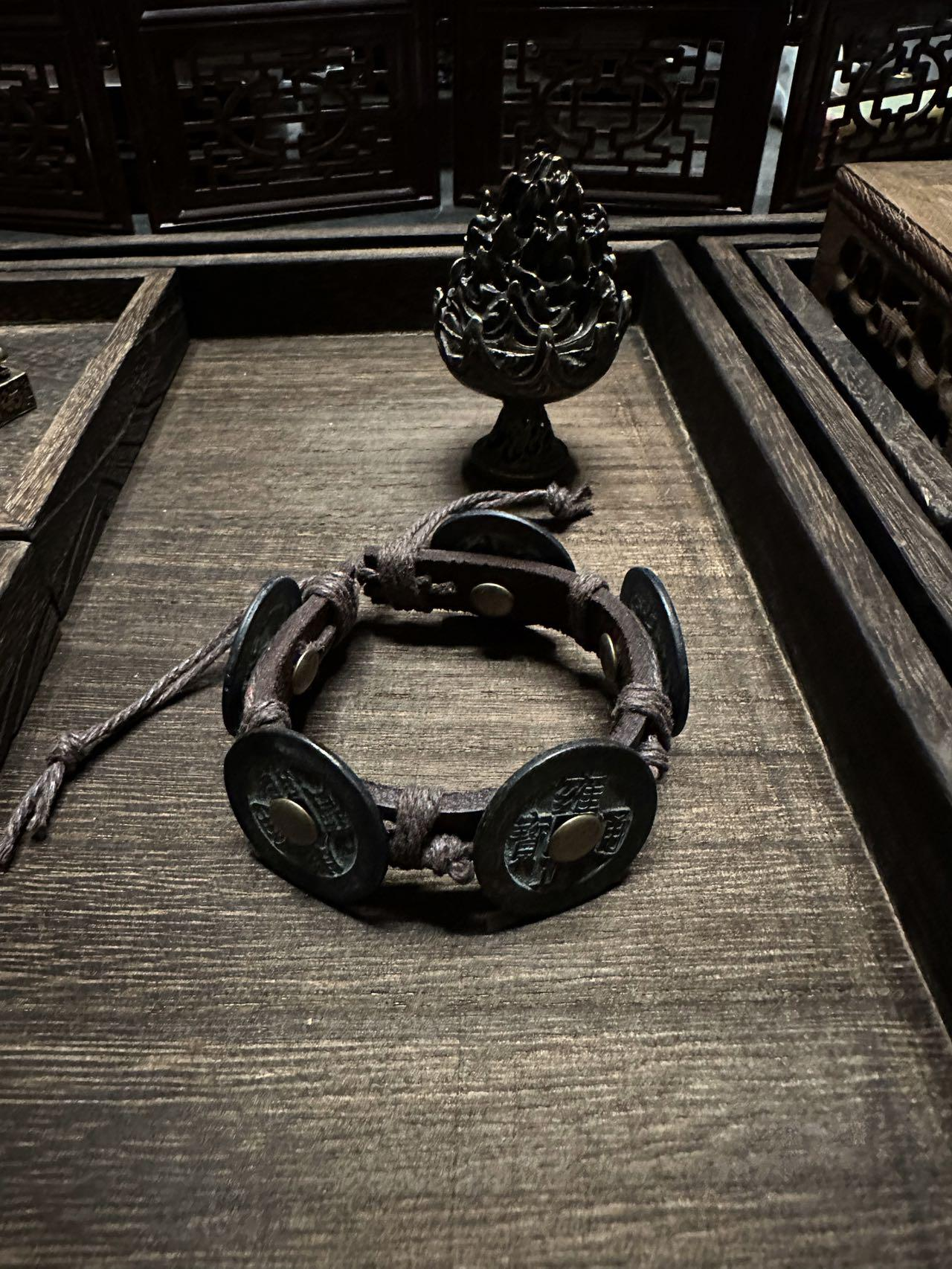 The cowhide tempered by the incense of the Taoist temple and the Five Emperors' Coins are arranged in a gang step, forming a qi flow barrier of "blocking evil outside and storing wealth inside" - when others are still forwarding koi, those who know the business have already welded the "mobile treasury + protective soft armor" to their wrists.