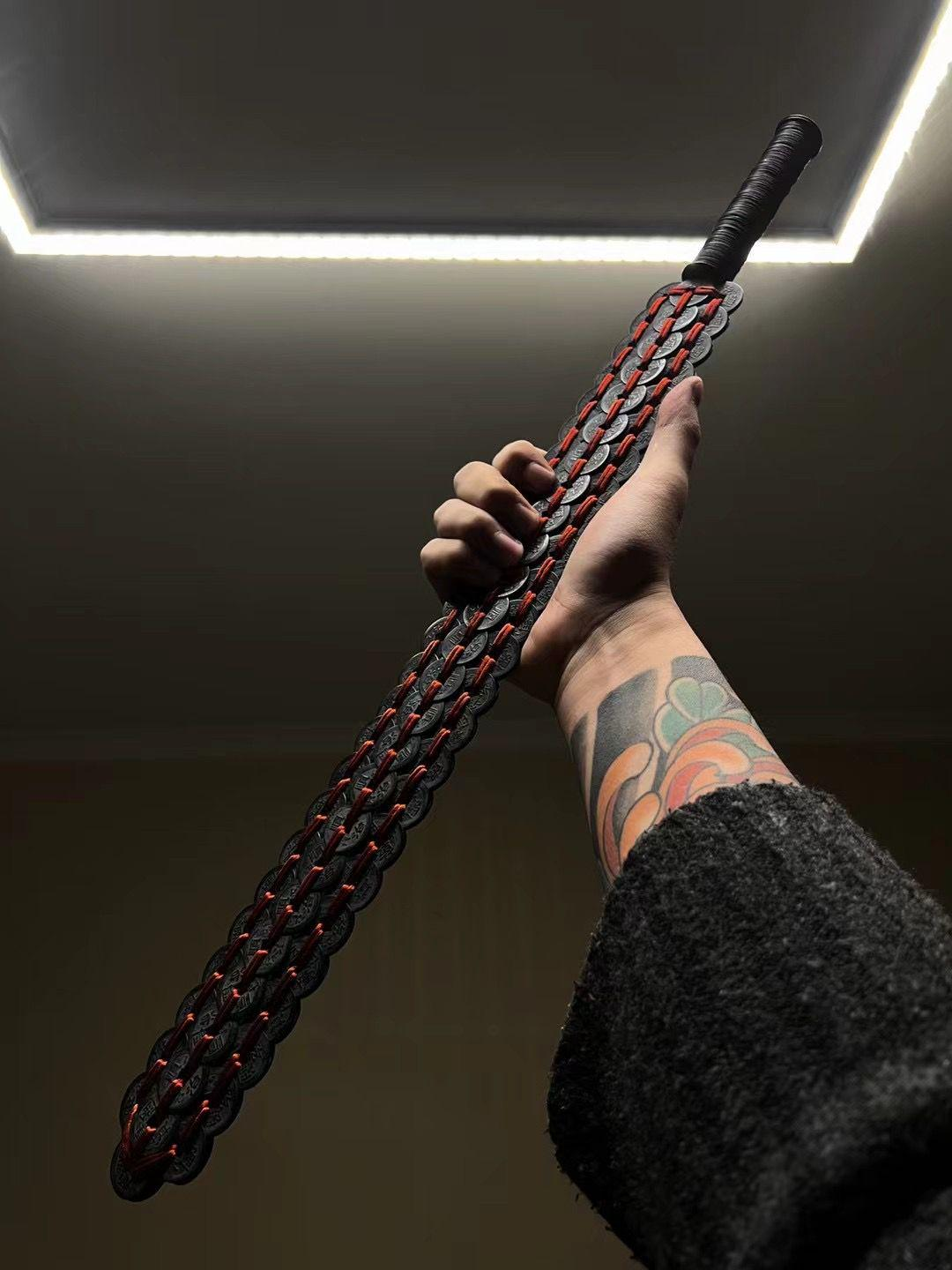 The seven-foot evil-slaying sword is made of the Northern Song Dynasty's evil-slaying coins, the ancient bronze is wrapped with the Beidou meteorite talisman of the "Tai Shang San Wu Zhan Xie Lu", and the Wudang altar is programmed with the five thunder qi to protect the quantum-level financial law - this is not an ordinary copper coin sword, but the ultimate fusion of the thousand-year obsession with currency and the Taoist killing array. Hanging at the entrance, the sword points to the workplace flattery/