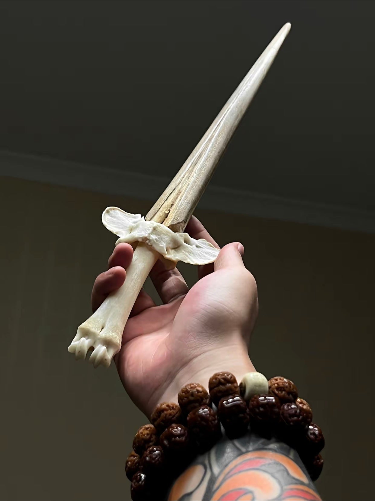 This is not only a sword, but also a bone tool that carries ritual and will.
Carved from ancient bones, it is sharp and cold, with natural textures and symbols all over the sword, as if it contains a thousand-year soul.
It is a bodyguard and a key to spiritual communication. It is suitable for rituals, suppressing evil spirits, blessing, or offering on the altar to protect the invisible world.