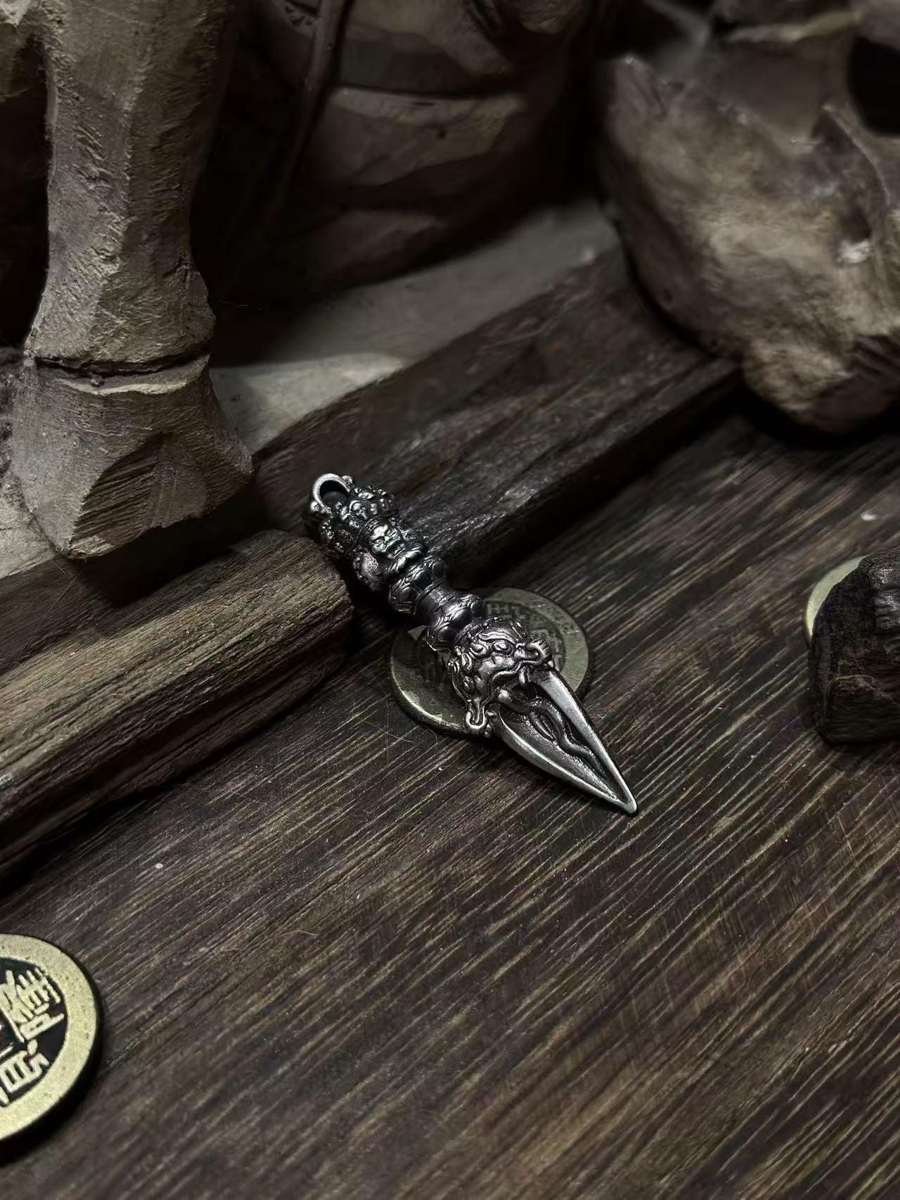 [Tian Xing Gang Sha | Bronze Demon-Subduing Pestle Quantum Antivirus Pendant]
Ancient antivirus engine - The bronze oxide layer of the Shang and Zhou dynasties naturally generates the "Taishang Sanwu Zhengyi Mengwei Jing" evil-suppressing rune pattern, and the laboratory certification can penetrate office politics/emotional PUA and other "spiritual Trojan viruses" (actual measurement: the wearer's counterattack efficiency ↑93% when encountering moral kidnapping)
Quantum exorcism protocol - 