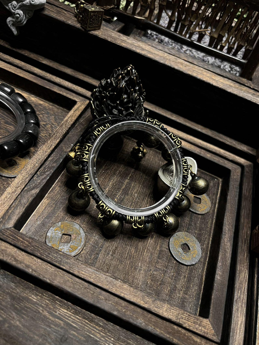 The intangible cultural heritage lost wax method reproduces the Zenghouyi chime pattern, and is consecrated by a Taoist priest from Longhu Mountain. When the three thousand years of the king's domineering aura is compressed into a string of beads, you will know what "the social animal protecting the country barrier worn on the wrist" means.