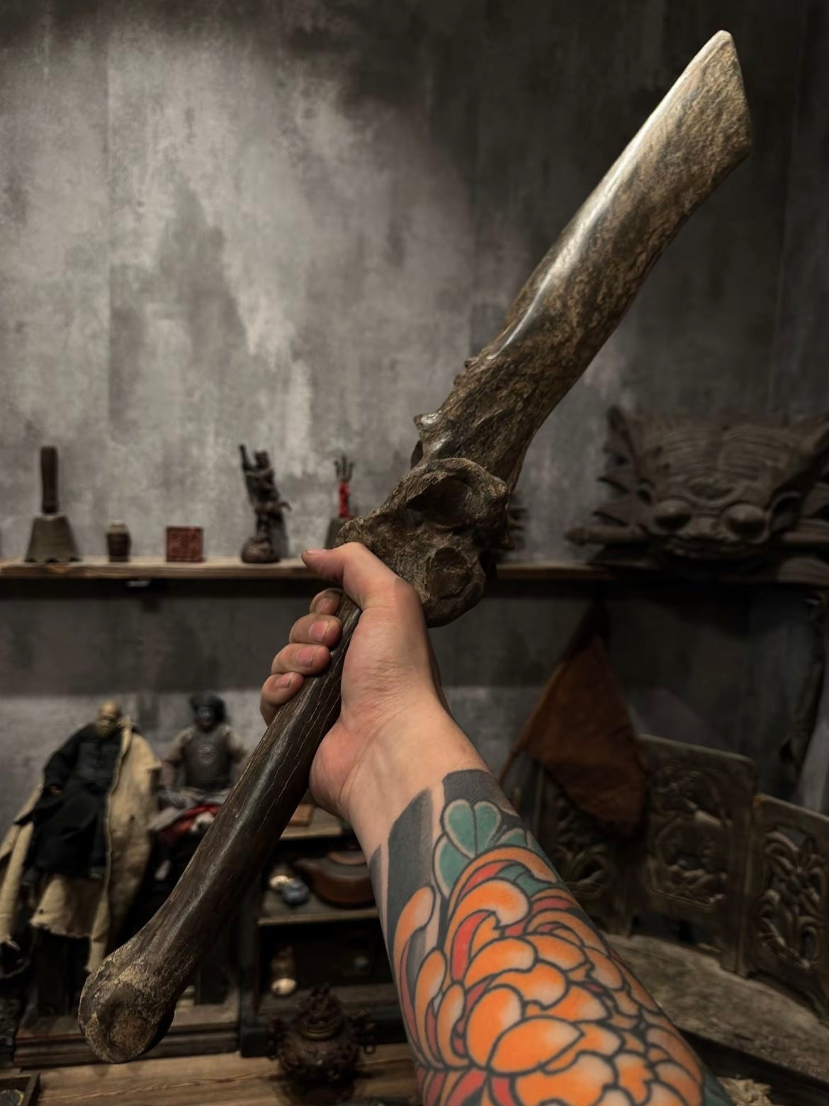 The remains of ancient beasts from Mount Zhongnan were used to forge the Hunting Blade, the Wudang swordsmith engraved the quantum symbol array with the "Tai Shang San Wu Zhan Xie Lu", and the meteorite iron was melted to forge the bioelectric field of the Seven Evils of the Big Dipper - this is not a knife, but a causal weapon edited by Taoist genes: the natural hydroxyapatite crystals of the bone blade form an 8Hz backlash pulse, and laboratory data show that hanging in the porch can improve the efficienc