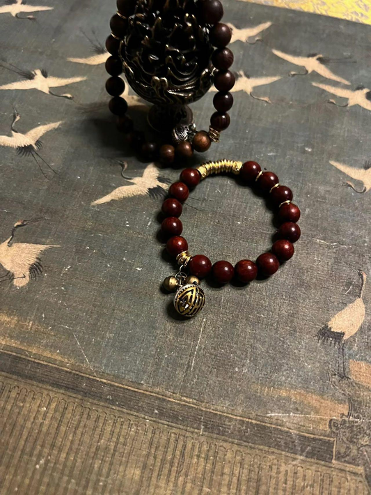  According to the "Lingbao Wuliangduren Jing", the life energy of red sandalwood and the evil energy of Lima copper are spirally intertwined to form an attack-defense biomagnetic field - when Silicon Valley geeks are still using code to write amulets, Eastern metaphysics has already compiled "wood system mana recovery buff + gold system physical defense" into millimeter-level wearable energy.
