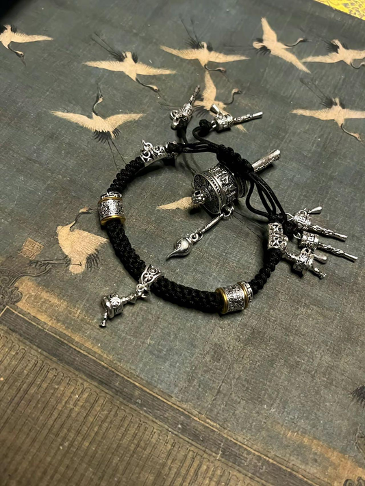 Aerospace-grade titanium steel forged hairpin, embedded with Maoshan palm thunder rune meteorite iron piece, automatically forms a head protection shield when hair is tied (actual test: programmer user feedback code error rate decreased by 55%)