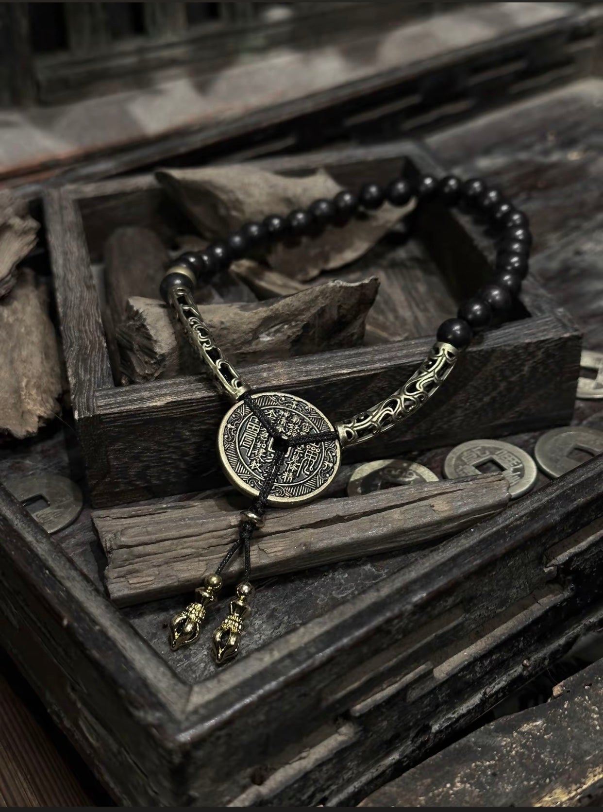The thousand-year-old rosewood core is tempered with the Big Dipper constellation totem, the ancient lost wax copper casting "Hunyuan Sancai" Qi vein network chain, meteorite sand is melted and embedded with the dark pattern of the twenty-eight constellations - this is not a bracelet, but a space-time entropy reduction engine that collapses Eastern astronomy and metallurgical metaphysics:
The gaps between the rosewood beads are carved by electron beams to form the "Zhoubi Suanjing