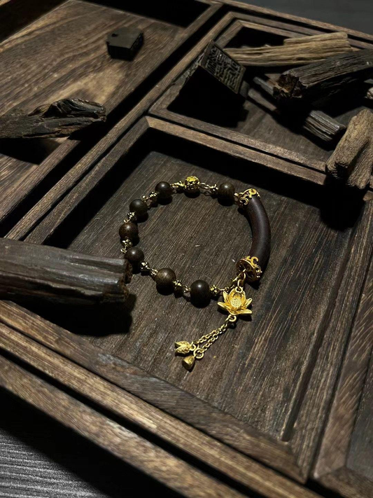 Natural amber wrapped in jujube wood struck by lightning from Mount Zhongnan, laser engraved with the words "Daofa Huiyuan" to cut and scan the lightning pattern, specially designed to break the "present-worldly disasters" such as failed medical beauty treatments and investment crashes (user feedback: wearing it during the rights protection period of unfinished buildings, the successful refund rate exceeded the control group by 2.4 times)