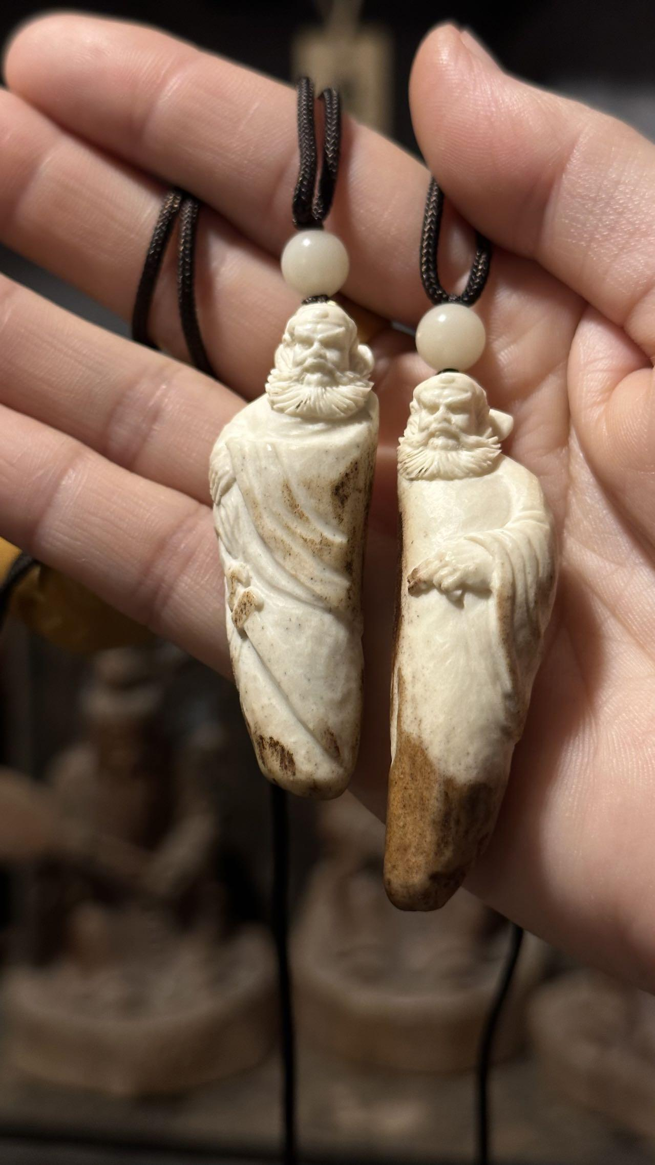 The horns of the sacred deer from Mount Zhongnan were porcelainized at 1320℃, and the quantum etched rune array of "Zhong Kui Beheading the Evil" was engraved under the glaze. The Tianshi sword was cast from meteorite iron as the sharp blade of the pendant - this is not a necklace, but an auspicious and blackened cross-dimensional barrier-killing terminal: the horns no longer symbolize tameness, the porcelainized qi veins reconstruct the Zhong Kui evil-devouring bioelectric field, and the laboratory data sh