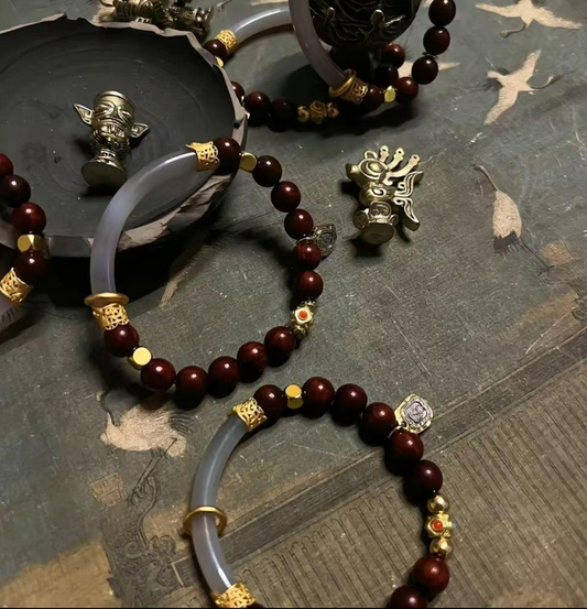 Red sandalwood firewall: Forbidden City restoration-grade old material engraved with the "Huangting Sutra" spiritual encryption symbol, to prevent demand changes/weekly internal consumption (electroencephalogram anxiety value ↓62%)
Chalcedony purification stack: Glacial chalcedony embedded with Beidou Tanlang star track, automatically cleans up the "brain fog cache" caused by colleagues shirking responsibilities/ineffective meetings
