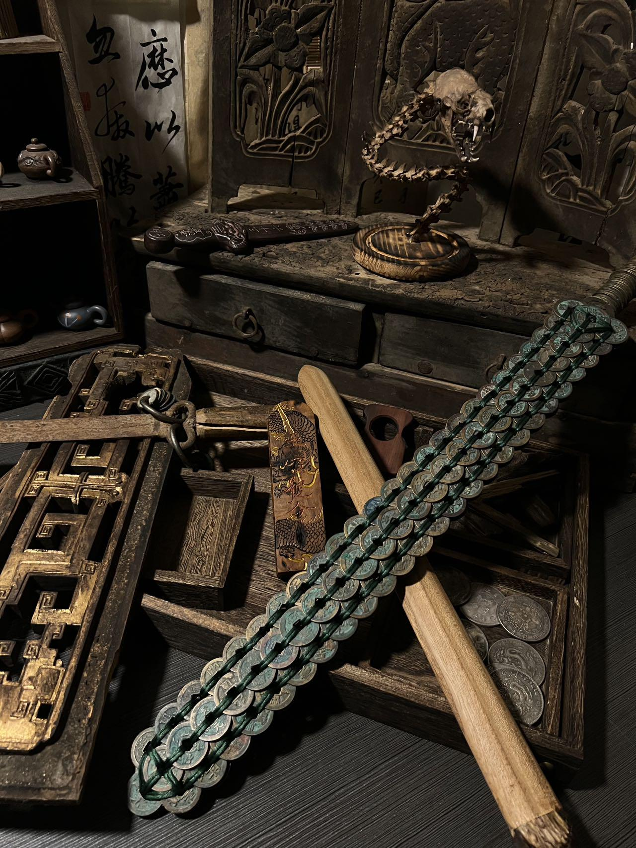 The Seven-Star Evil Sword is cast from ancient coins from the Northern Song Dynasty to the Ming and Qing Dynasties, and the copper patina is infiltrated with the quantum rune of "Tai Shang San Wu Zhan Xie Lu". The Wudang Dharma Circulation Center has been tempered with a hundred years of incense to become a financial-level guardian - this is not an antique, but a causal weapon collapsed from the obsession with currency: Qian Feng strangled his predecessor's emotional usury, and the copper rust resonated wit
