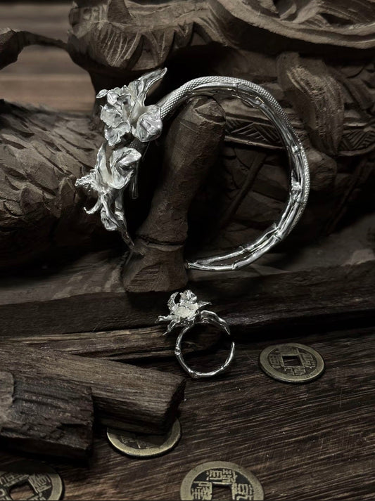 Material: Silver. Laser engraved "Daofa Huiyuan" Five-sided Guardian Spirit Mantra, plum core embedded with Zhongnan Mountain borneol, stimulates awakening and clearing miasma waves when encountering body temperature (programmer's actual test: debugging efficiency increased by 2.7 times)