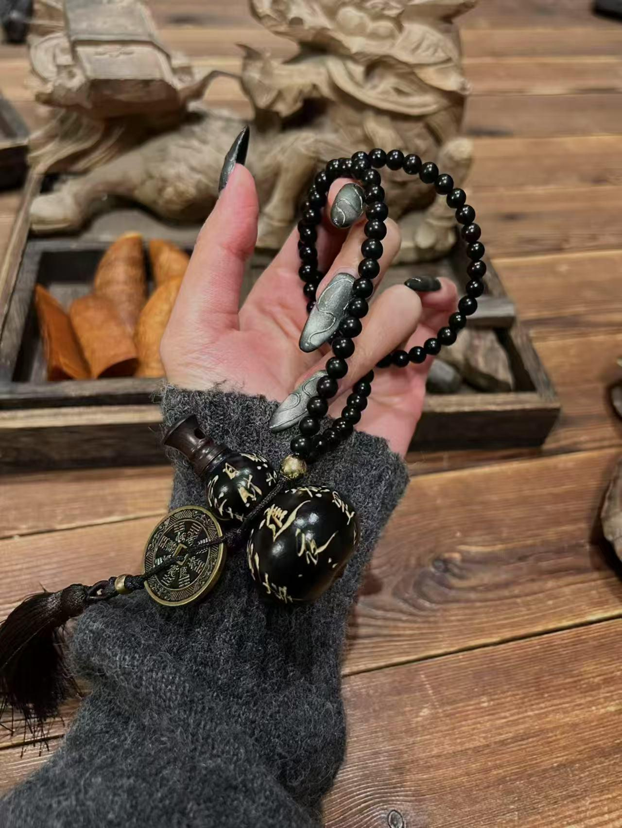 A lightning-struck jujube wood nano-carved gourd that collapses evil spirits, a meteorite iron seal on the "Tai Shang Jing Hui Ke" quantum symbol array, a black rope wrapped around the Big Dipper's seven evil spirits nerve pulse cord - this is not a pendant, but a miniature negative entropy engine programmed by Taoist topology: a 14Hz barrier-killing vortex is generated in the gourd's abdominal cavity, and laboratory data show that after being hung at the workstation for 24 hours, the efficiency of quantum 