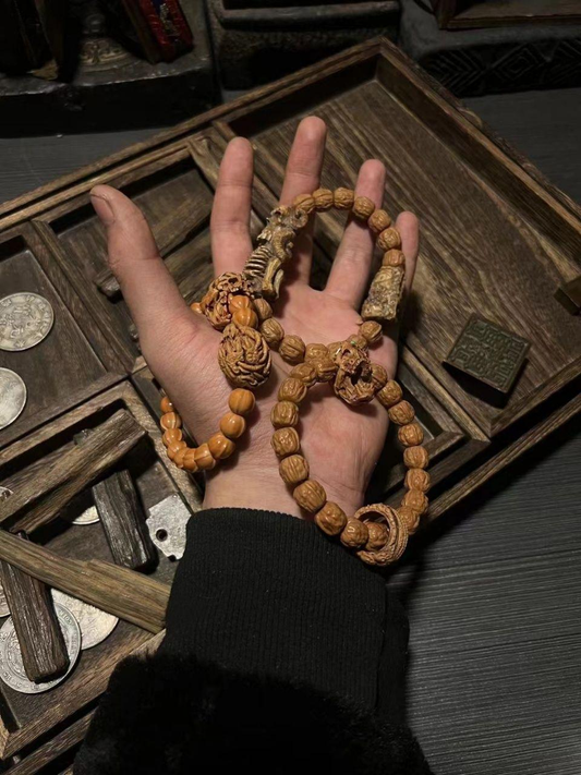 Material: sandalwood.

Hundred-year-old lightning-struck sandalwood is used to refine the twelve-cause nuclear array. Each walnut is engraved with the Huangting Sutra neural synaptic runes. The meteorite iron seals the Beidou evil spirit quantum pulse chain. This is not a rosary, but a bioelectric defense matrix reconstructed by Taoism: the sandalwood Qi vortex purifies the emotional residue of the predecessor, and the nuclear pattern topology replicates the decision-making model of the prefrontal lobe of t