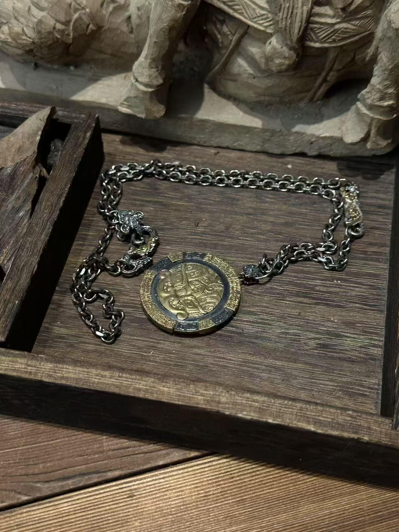 The bronze fragments of Shang and Zhou dynasties are melted to form the shape of Taiyin Jian, and the ancient lost wax method is used to reproduce the meteorite iron rune of "Taishang Mingjian Zhenjing", with a built-in Beidou evil spirit quantum plating - this is not a necklace, but a causal mirror shield of collapsed time and space: the mirror surface devours the false projection of the former PUA/workplace flattery, and the back of the mirror is engraved with "Purifying Kouye Zhenyan" to