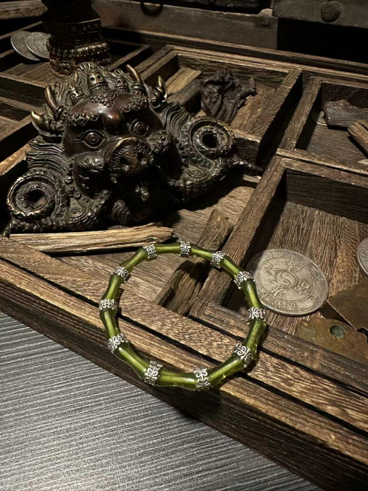 When AI calculates the optimal energy curvature of bamboo joints, and when the evil-repelling talisman is compiled into the resin molecular structure - this is no longer an ordinary bracelet, but the essence of the bamboo monster in "Classic of Mountains and Seas" has been refined into an anti-entropy plug-in for urban people.