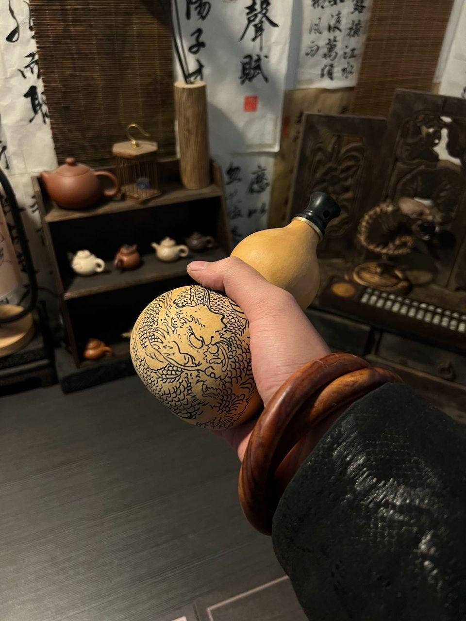 The century-old original leather gourd from Nanshan is engraved with the innate Bagua evil spirit topology, and it is unpainted to retain the natural runes of "Purifying Heaven and Earth Mantra" with lightning scorch marks. The meteorite iron is cast into the Beidou quantum lock for hunting evil. This is not an ornament, but a negative energy collapse matrix edited by Taoist genes: the natural grooves of the gourd form an 8Hz anti-entropy Qi vortex, and laboratory data show that after being placed in the en