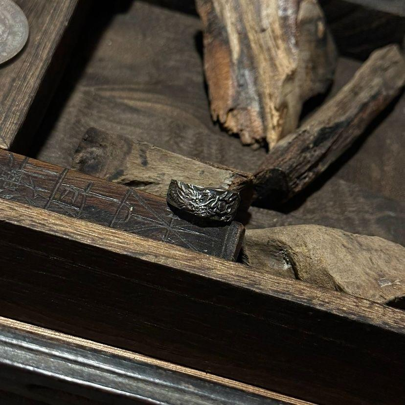 The quantum entanglement field of two dragons devouring sins is cast in 925 pure silver, the Big Dipper Locking Talisman from the "Taishang Dongyuan Sutra" is engraved on the ring face, and the meteorite iron bead core is embedded with a lightning-struck jujube wood nano-talisman gall - this is not a ring, but an obstacle-killing terminal of Taoist metaphysics and quantum physics: the two dragons are not biting ordinary beads, but the karma data packet of the former PUA/workplace bully, the ring circle osci