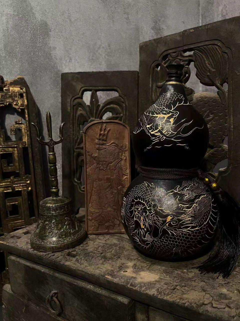 The whole carving of Wuji gourd, the wall is engraved with nano-talisman array of "Taishang Laojun Shuo Changqingjing Jing", the innate Bagua quantum lock Qi mouth is cast by meteorite iron - this is not a decoration, but a negative energy collapse terminal reconstructed by Taoist topology: an 8Hz anti-entropy Qi vortex is formed in the inner cavity of the gourd, and laboratory data shows that the arrangement of workstations can improve decision-making efficiency by 190%, devouring dark energy such as offic