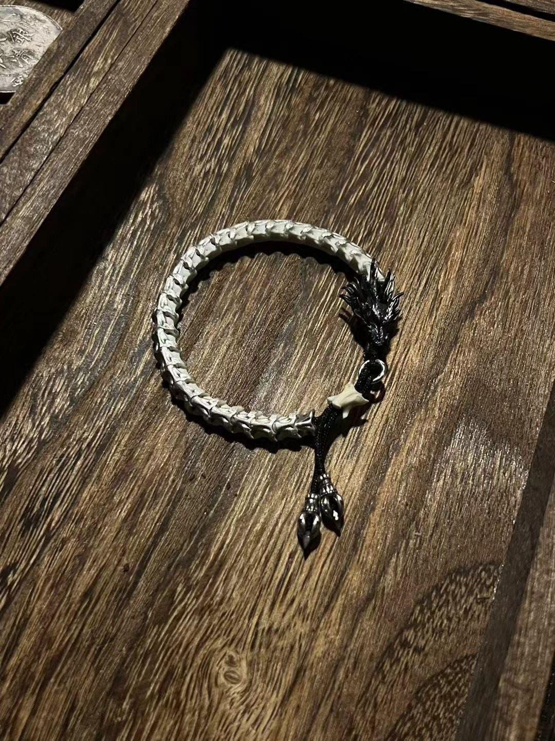 The Himalayan snake scale bone is tempered into a chain, the Bon religion secret silver is painted and gilded with the "Great Power Heart Mantra", and the Tibetan craftsmen engraved the quantum meteorite iron beads with the title of Devouring Dragon - this is not jewelry, but a weapon that kills obstacles across Chinese and Tibetan metaphysics: the scale is used to kill the hands of those who cross the line/hermaphrodites, and the dragon tee