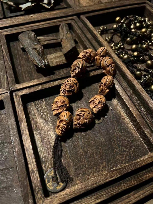 The thousand-year-old lightning-struck jujube wood of Wudang Leihuo Temple is tempered into a skull. The seven orifices of each skull are engraved with the "Taishang Dongyuan Samadhi Mantra", and the meteorite iron is engraved with the Big Dipper Seven Evils Quantum Symbol Chain - this is not a rosary, but a life and death entropy reduction terminal reconstructed by Taoism: the thunder pattern wood marrow stores the obsession bioelectricity of the deceased, and triggers a 14H