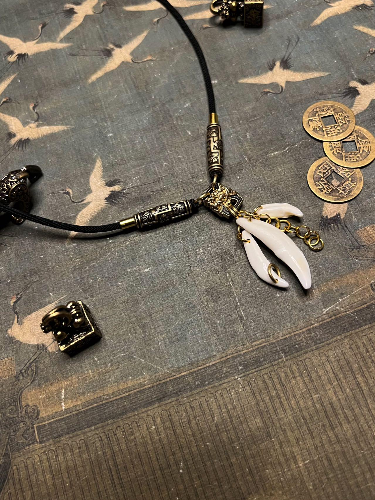 The bloody nature of the Han generals was tempered by the Beidou Wolf Head, the Tibetan mastiff king who protected his master, the black dog teeth, engraved the meteorite runes of the "Tai Shang Fu Mo Jing", and the bronze was melted to cast a quantum barrier-breaking chain - this is not a necklace, but a terminal for the collapse of cold weapons and metaphysical killing: wolf pupils strangle the quantum state of sexual harassment in the workplace, and mastiff teeth pierce through the emotional usury of the