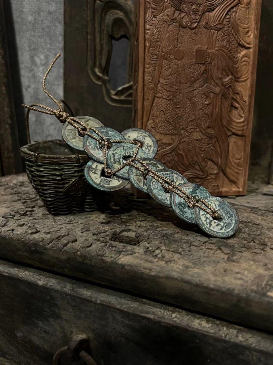 The Northern Song Dynasty's evil-averting coins are cast in the shape of a seven-star sword, and the ancient bronze is wrapped with the meteorite rune of the "Taishang Sanwudu Gong Jinglu". The Wudang Dharma Circulation Center is programmed with a quantum lock array with five thunder qi - this is not a pendant, but a financial-level guardian refined from a thousand-year obsession with currency: Qian Feng specializes in beating workplace flattery/emotional blackmail, and the copper rust resonates with 8Hz cl