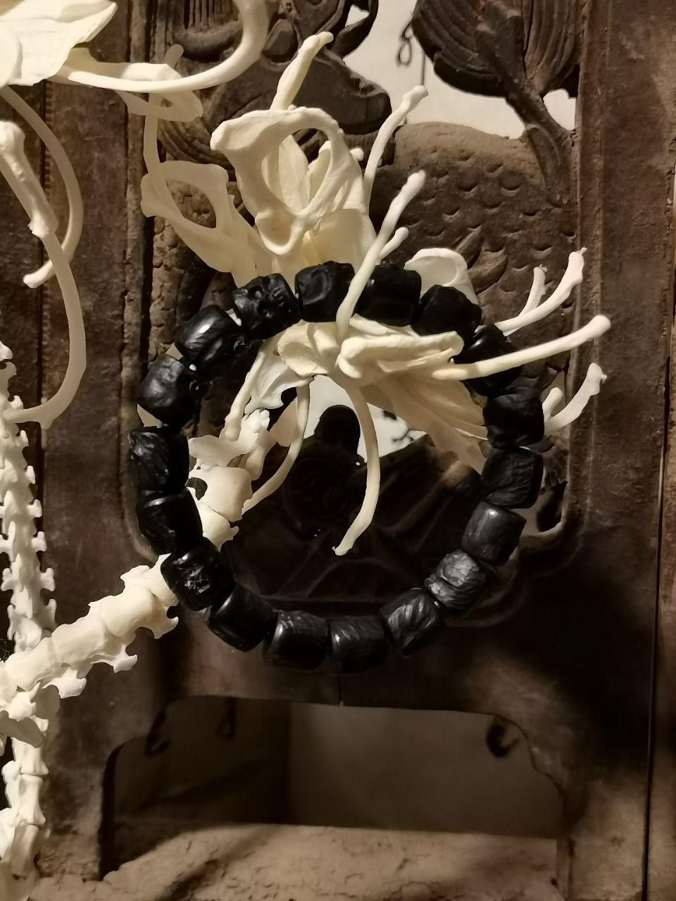 The black donkey hoof in Tibet has been tempered by the forty-nine-day burning of the talisman in the Bon religion's "Zhuye Ritual", the meteorite iron is etched with the "Taishang Jinghui Ke" Beidou Gang pattern, and the lightning-struck jujube wood is engraved with the six-character Daming Mantra quantum talisman array - this is not an ordinary rosary, but a barrier-killing terminal that spans nomadic metaphysics and modern quantum physics.
Donkey hoof hydroxyapatite crystals contain natural electromagn