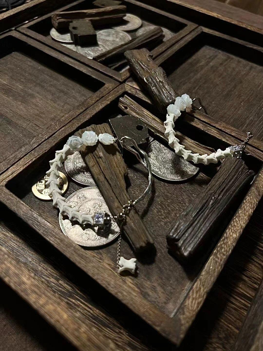 The Zhongnan Mountain spirit snake shed its bones for a hundred years and tempered them into blades. The Wudang weaponsmith used the "Blood Lake Purification Curse" to carve the snake vertebra into a lotus, and the meteorite iron eroded the Big Dipper pattern as the core - this is not jewelry, but the ultimate deconstruction of the dark Taoist aesthetics: the snake bones strangle the emotional filth of the ex, the lotus blade destroys the smiling faces and cold arrows i