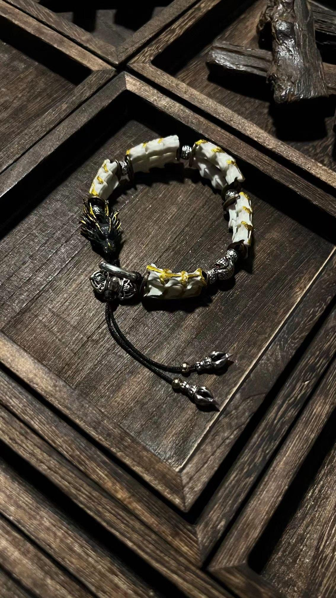 The necklace is made of the bone of a Himalayan snake shed for a hundred years, the Eight Auspicious Mantras are painted and gilded with the secret method of Bon religion, and the dragon-devouring karma totem of the Guge Dynasty is engraved by Tibetan craftsmen. This is not a bracelet, but an energy strangling chain that spans the Han and Tibetan civilizations: the snake bone entangles and eliminates the greed and anger of love, the golden sca