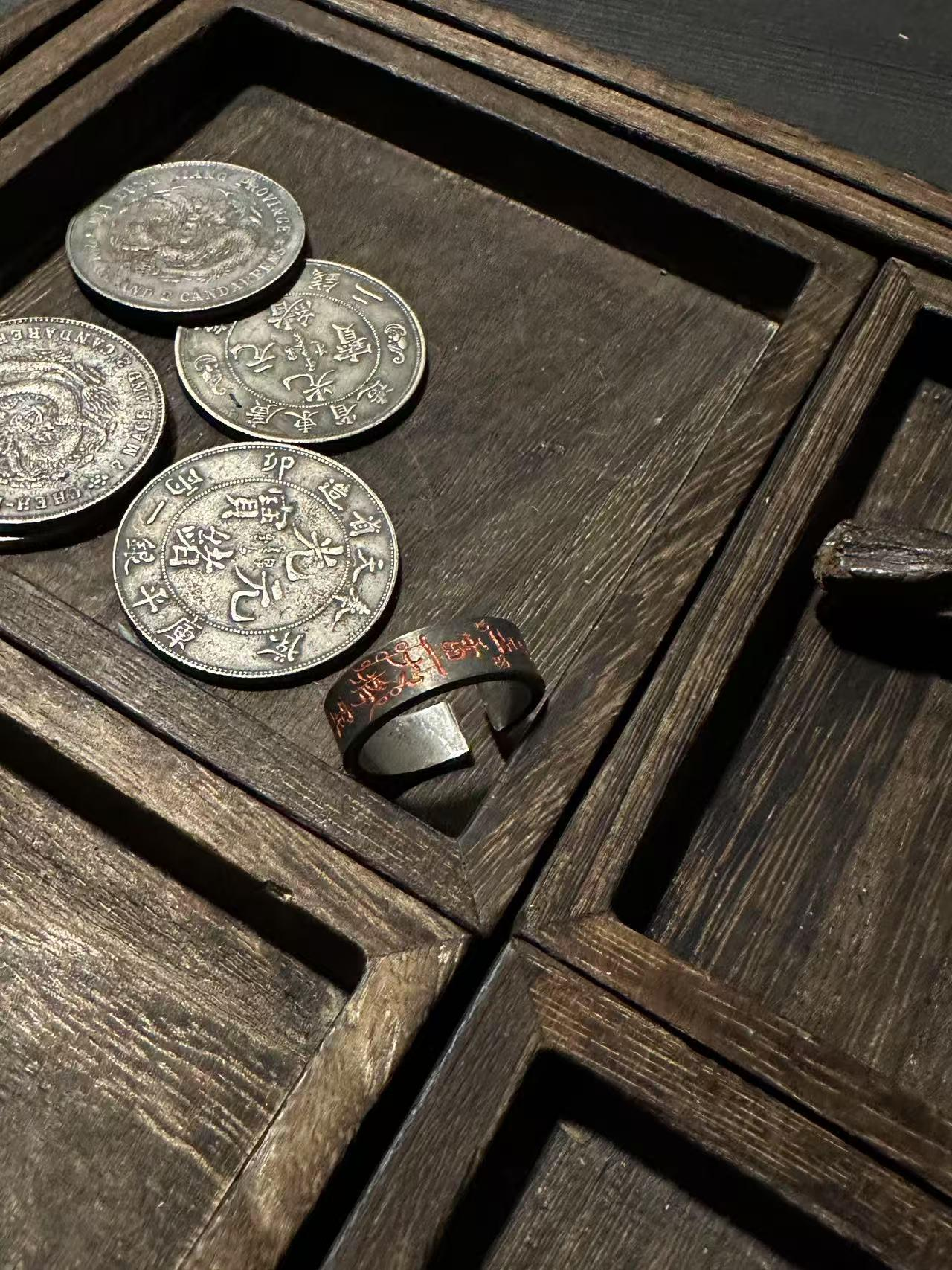 Material: Silver.
The 925 sterling silver ring is engraved with the secret talisman of the Beidou Benming Zhenjing. The Wudang ring caster uses cinnabar electrolysis to engrave a miniature golden light spell array. The inner wall is embedded with a meteorite iron quantum resonance ring. This is not a ring, but a walking innate Qi transmitter: it automatically stimulates 8Hz body protection waves when encountering the slander of villains. Laboratory data shows that the sound pressure level of the wearer incr