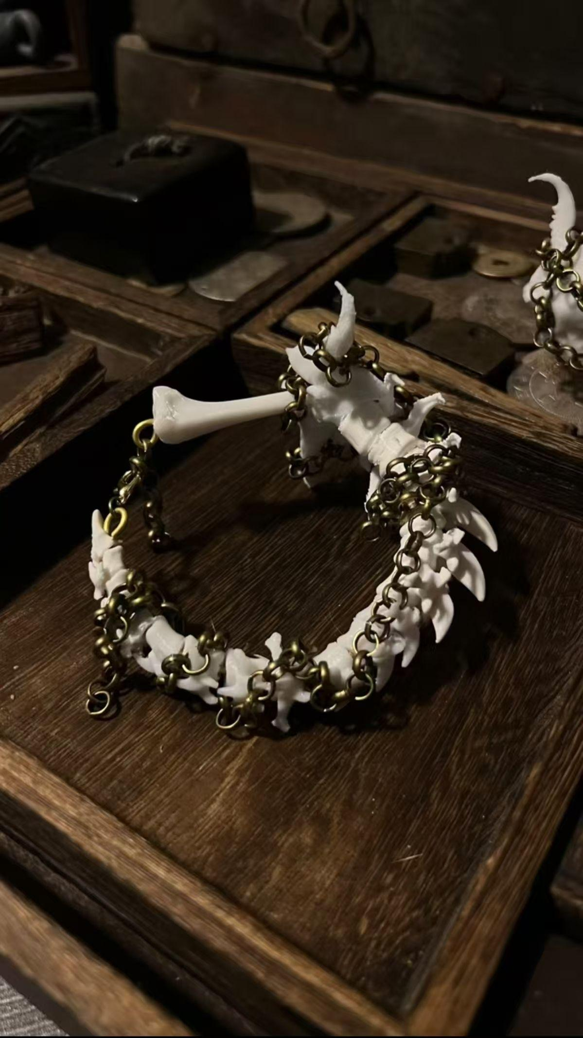 The bones of a spirit snake from Mount Zhongnan were shed and tempered into the sword spine. The Big Dipper pattern of "Purifying Heaven and Earth" was cast in pure silver. The Wudang swordsmith used thunder magic to forge the silver marrow of the snake bone. This is not a bracelet, but a metaphysical vicious blade hidden in the cuff: the snake spine is designed to pierce the throat of the mind manipulator, and the silver sword crushes the tongue of the emotional blackmailer. If anyone tries to PUA, they sh