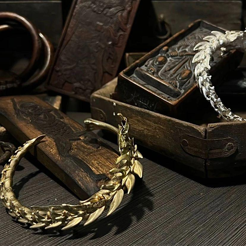 The lost wax copper replica of the human spine chain links, embedded with the meteorite iron etched symbol of "Shangqing Bone Marrow Sutra", tempered with fire for 77 times in the Wudang Alchemy Room - what you wear is not metal, but a concrete "Innate Qi load-bearing column": the 3rd/7th/21st vertebrae contain the Beidou Sha Po Lang Sha pattern, which is specifically designed to overcome mental manipulation/self-doubt/aura collapse. The laboratory measures the wearer's spinal bioelectric current intensity 