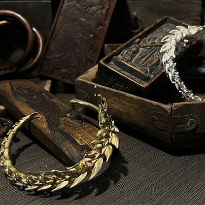 The lost wax copper replica of the human spine chain links, embedded with the meteorite iron etched symbol of "Shangqing Bone Marrow Sutra", tempered with fire for 77 times in the Wudang Alchemy Room - what you wear is not metal, but a concrete "Innate Qi load-bearing column": the 3rd/7th/21st vertebrae contain the Beidou Sha Po Lang Sha pattern, which is specifically designed to overcome mental manipulation/self-doubt/aura collapse. The laboratory measures the wearer's spinal bioelectric current intensity 