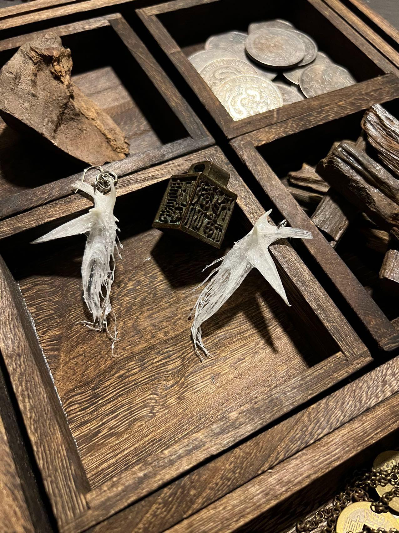The remains of ancient Wudang animals × the Big Dipper carved in meteorite iron, the intangible cultural heritage craftsmen purified and tempered it with the Zhuyou ritual, condensing the energy of the thousand-year-old Taoist temple into the Gangfeng barrier around the ear - what is worn is not bones, but the innate Qi that cuts off the bad karma.