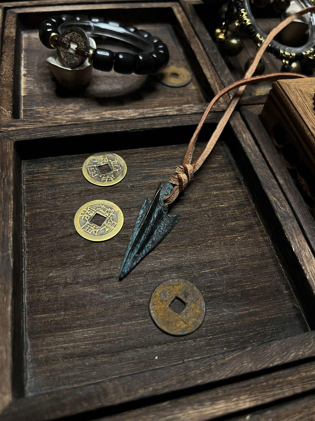 The arrowheads from the ancient battlefield of the Qin and Han dynasties are melted into the Beidou killing chain, the meteorite iron is etched into the "Six Strategies·Leopard Strategies" soldier evil quantum symbol array, the bronze is quenched and the lightning-struck jujube wood is the Qi vein - this is not a necklace, it is the causal law armor of the collapsed cold weapon ghost and modern physics: the arrow tip strangles the emotional arrows of the pred