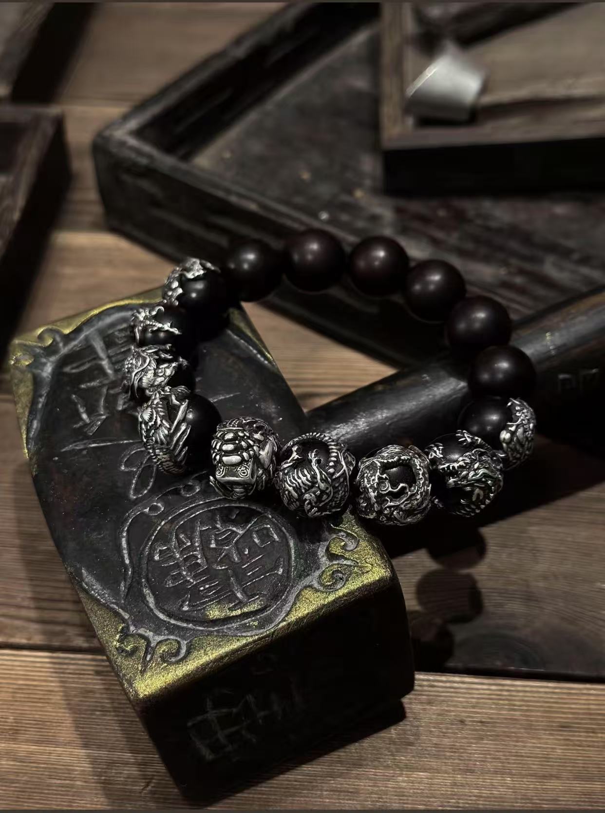Material: red sandalwood, silver.

The thousand-year-old red sandalwood is wrapped with mithril star armor, and the meteorite iron is etched with the twenty-eight evil tracks of the "Heavenly Gate Movement Sutra". Each silver armor hides the Beidou Qizheng to capture evil talismans - this is not a rosary, but a totem of the collapse of wood and stone spirituality and metal witchcraft:

The mithril plating is engraved with the energy groove of the "True Shape Map of the Five Mountains" by ancient methods. La
