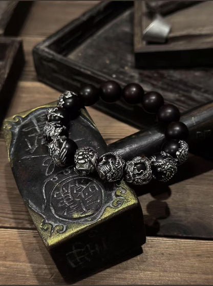 Material: red sandalwood, silver.

The thousand-year-old red sandalwood is wrapped with mithril star armor, and the meteorite iron is etched with the twenty-eight evil tracks of the "Heavenly Gate Movement Sutra". Each silver armor hides the Beidou Qizheng to capture evil talismans - this is not a rosary, but a totem of the collapse of wood and stone spirituality and metal witchcraft:

The mithril plating is engraved with the energy groove of the "True Shape Map of the Five Mountains" by ancient methods. La