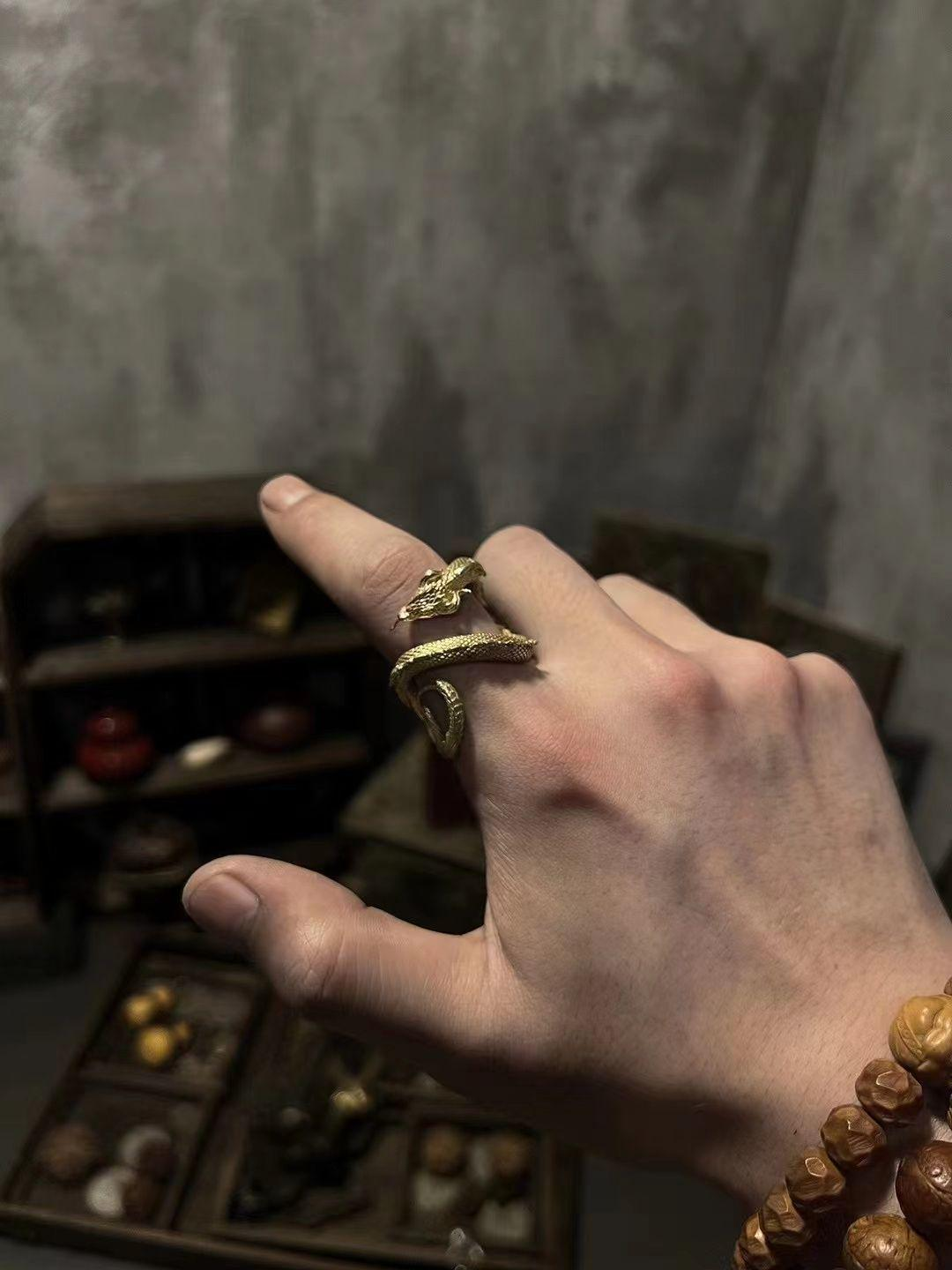 Ancient bronze casting of the Teng Snake Devouring Sins Totem, the ring body is engraved with the "Shangqing Thunder Jade Sutra" meteorite iron erosion symbol, the Wudang Thunder Department Altar uses the Five Thunder Qi to temper the snake scales as blades - this is not a ring, but a three-dimensional barrier-killing program tamed by Taoism: the Teng Snake ring automatically releases 14Hz theta waves to interfere with the attacker's logic chain when encountering malicious gazes, and the Be