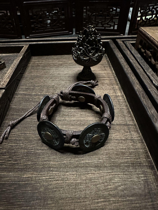  The cowhide tempered by the incense of the Taoist temple and the Five Emperors' Coins are arranged in a gang step, forming a qi flow barrier of "blocking evil outside and storing wealth inside" - when others are still forwarding koi, those who know the business have already welded the "mobile treasury + protective soft armor" to their wrists.