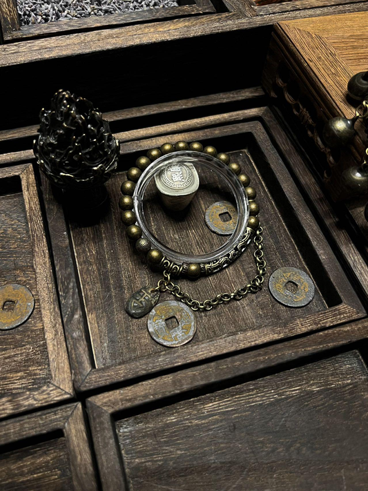 The original ore of the knife coin of the Warring States Period was remelted and cast, and the "Dragon Throwing Ceremony" was performed at the Wanshou Palace in Jiangxi Province. When the city defense barrier of the vassal states 2,600 years ago condenses into 20 copper beads on your wrist, you will understand what it means to "wear a metaphysical firewall of the level of bronze chimes."