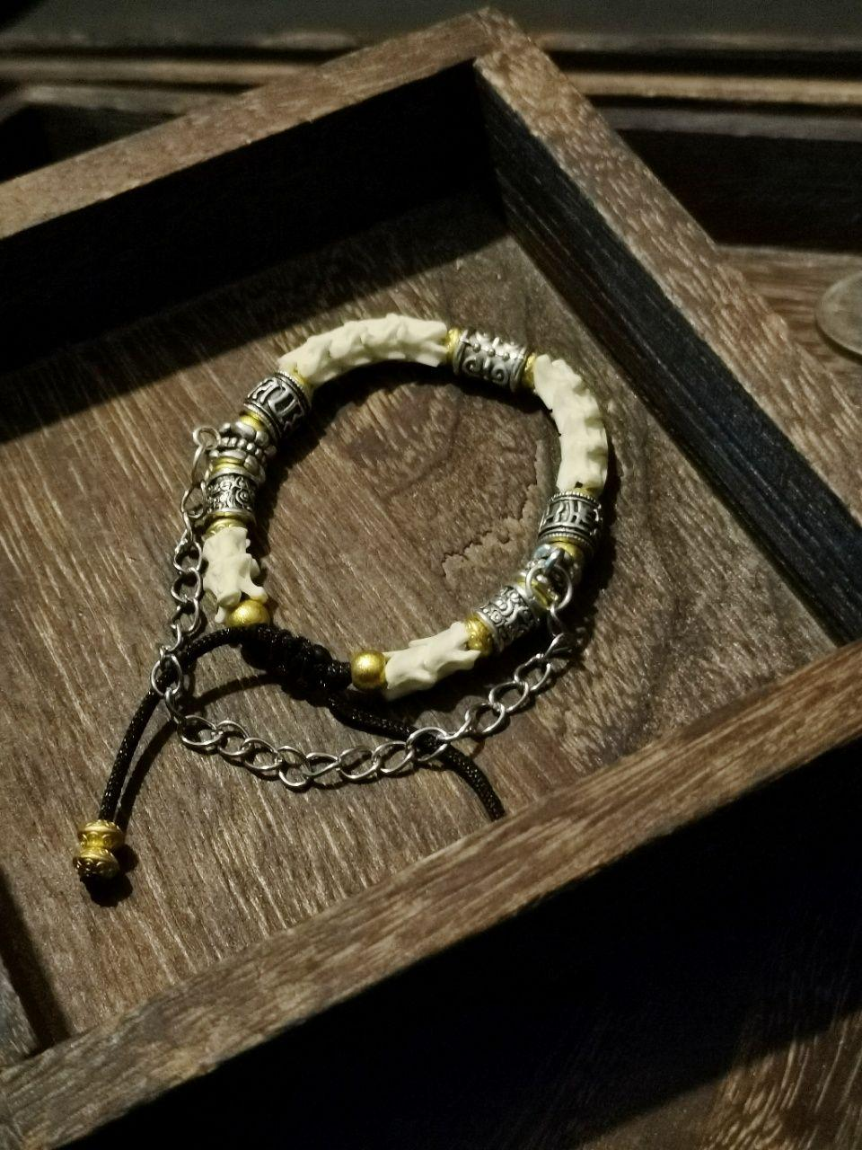 A spirit snake from Mount Zhongnan shed its bones for a hundred years and wrapped them in mithril, with the killing pattern of the Big Dipper engraved on it using the "Divine Mantra for Purifying Heaven and Earth" - silver represents the purest innate soul, and bones refine the turbidity of acquired obsessions. What it wears is not a snake or metal, but a causal weapon reconstructed by Taoism: snake bones strangle the emotional blackmail of the predecessor, and the silver aura counterattacks the yin-yang rh