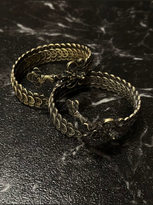 Material: Silver. When intangible cultural heritage craftsmen use goldsmithing to melt 300-year-old coins, when Wall Street behavioral economics meets Maoshan God of Wealth talisman topology - this bracelet has long surpassed the scope of jewelry. It is a cyber Pixiu that understands the principles of blockchain, and it is also a contemporary money-making tree that can perform quantum entanglement